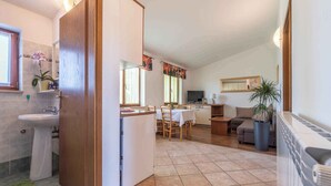 Un espacio habitable compacto con cocina, comedor y sala de estar.