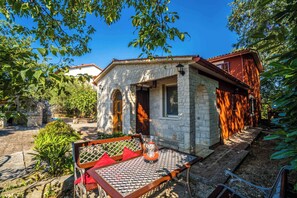 Outdoor dining - Holiday apartment with air conditioning (Krnica)