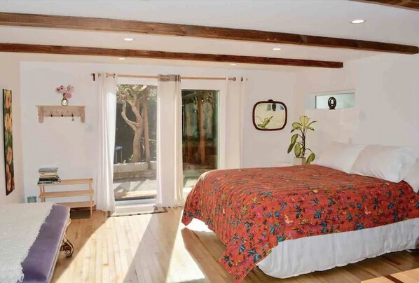 1 quarto, ferros/tábuas de passar roupa, berço de viagem