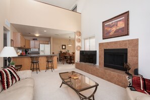 Smart TV, fireplace - Pristine Condo with Resort Amenities (Tucson)