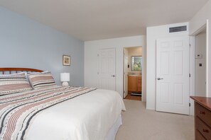 2 bedrooms, desk, iron/ironing board, WiFi