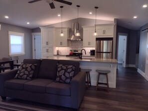 Interior - Luxury Two Bedroom Apartment- Walk to GO Station and downtown Georgetown (Halton Hills)