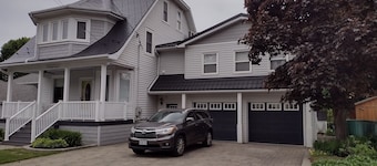 Luxury Two Bedroom Apartment- Walk to GO Station and downtown Georgetown
