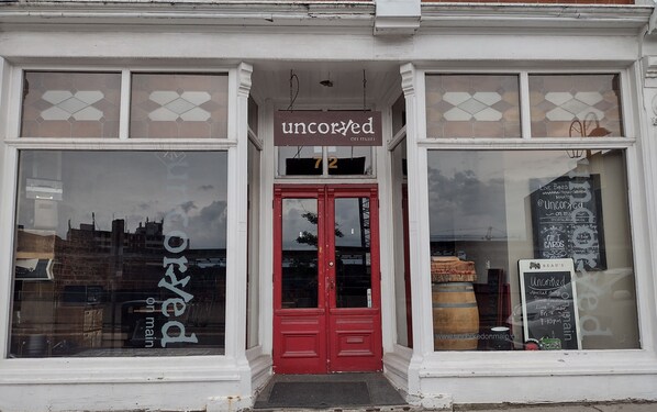 Exterior detail - Luxury Two Bedroom Apartment- Walk to GO Station and downtown Georgetown (Halton Hills)