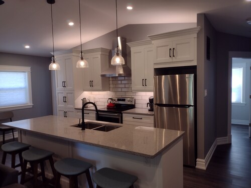 Luxury Two Bedroom Apartment- Walk to GO Station and downtown Georgetown