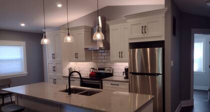 Luxury Two Bedroom Apartment- Walk to GO Station and downtown Georgetown