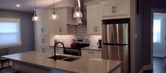 Luxury Two Bedroom Apartment- Walk to GO Station and downtown Georgetown