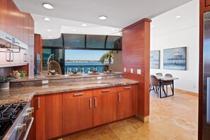 Fridge, microwave, oven, stovetop - On the Sand | AC | Immaculate Views! (San Diego)
