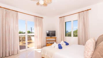 4 bedrooms, iron/ironing board, free WiFi, bed sheets