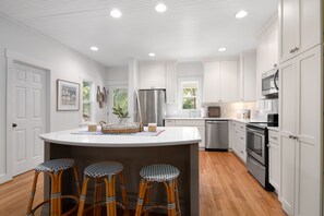 Fridge, microwave, oven, stovetop - Cozy cottage close to ferry & lighthouse. Large screened in porch with golf course view (Bald Head Island)