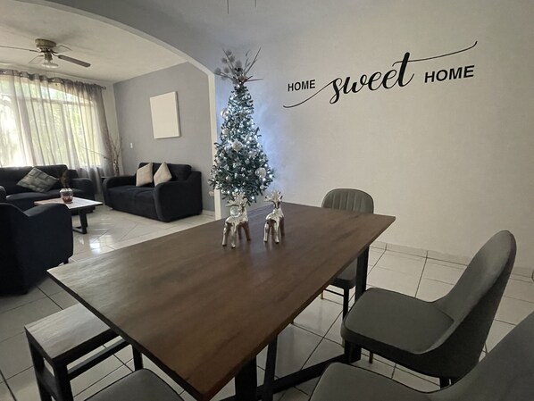 Dining - 5 minutos Zona Rosa, Museos, Monumentos, Centros Comerciales. Casa Presidencial (San Salvador)