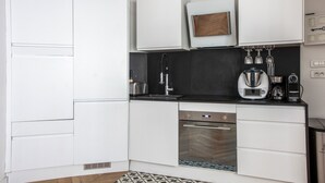 Kaffetrakter/tekoker, kjøleskap, mikrobølgeovn og ovn