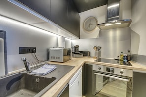 Fridge, microwave, oven, coffee/tea maker