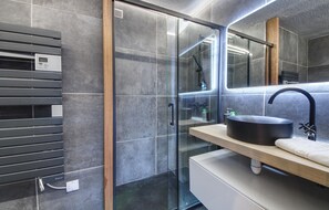 Dusche, Haartrockner, Handtücher