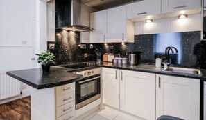 Microwave, coffee/tea maker, cookware/dishes/utensils - Stunning 1 bed Apartment Aberdeen (Aberdeen)