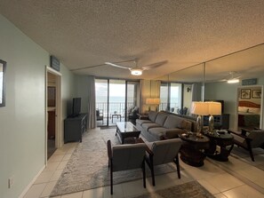 Een smart-tv, een dvd-speler en boeken