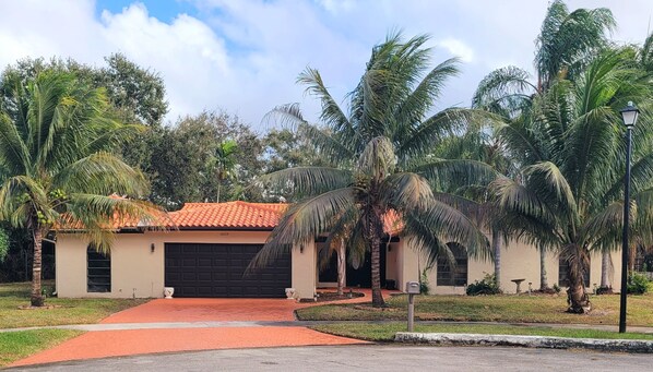 Exterior - Beautiful 1980s Vintage 4Ksqft 4-2.5 / Pool,  3 miles from Hard Rock Stadium (Miami)