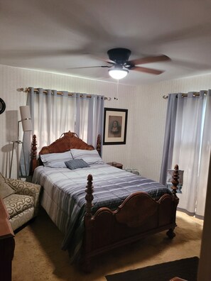 4 bedrooms, desk, iron/ironing board, WiFi - Beautiful 1980s Vintage 4Ksqft 4-2.5 / Pool,  3 miles from Hard Rock Stadium (Miami)