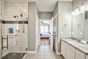 Dusche, Handtücher, Seife, Toilettenpapier