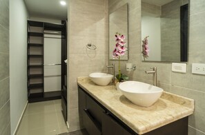 Dusj, håndklær, såpe og toalettpapir