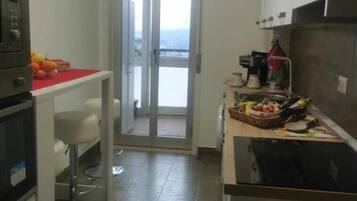 Frigorifero, microonde, forno, piano cottura