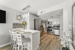 雪櫃、微波爐、焗爐、爐具