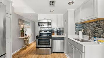 KĂŒhlschrank, Mikrowelle, Ofen, Herdplatte