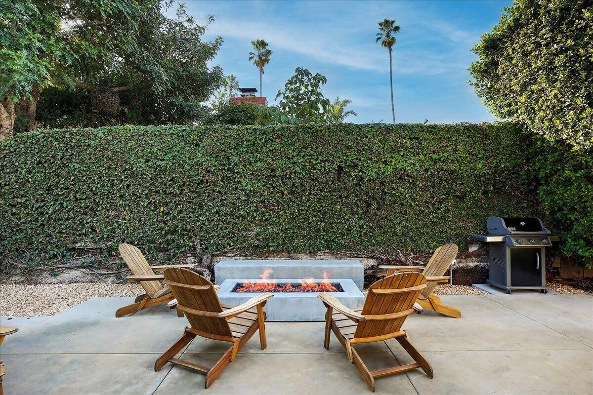 NEW! Shoreline Cottage - Ocean Views, across from Park, walk to the beach, dog OK