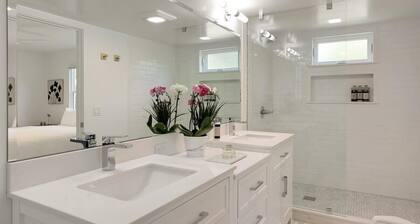 Shoreline Cottage - Ocean Views, across from Park, walk to the beach, dog OK