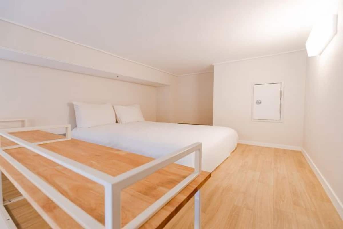 1 bedroom, blackout drapes, free WiFi, bed sheets