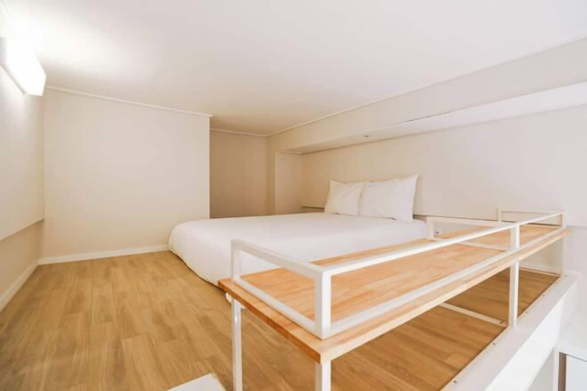 1 bedroom, blackout drapes, free WiFi, bed sheets