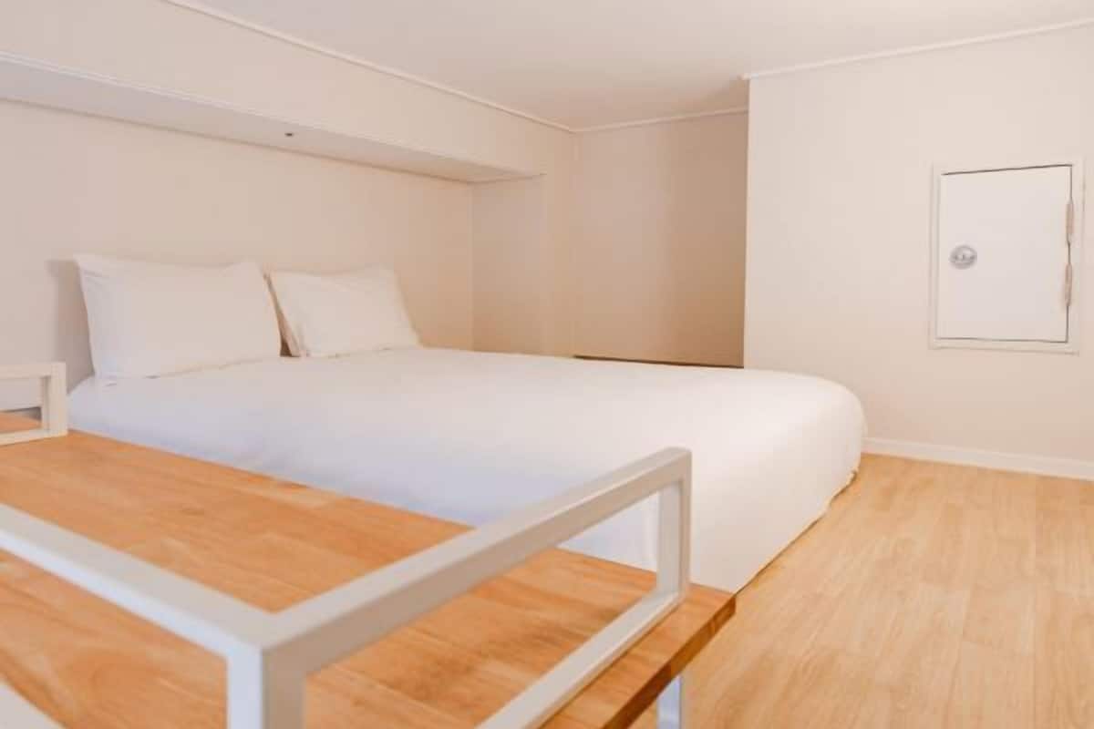 1 bedroom, blackout drapes, free WiFi, bed sheets