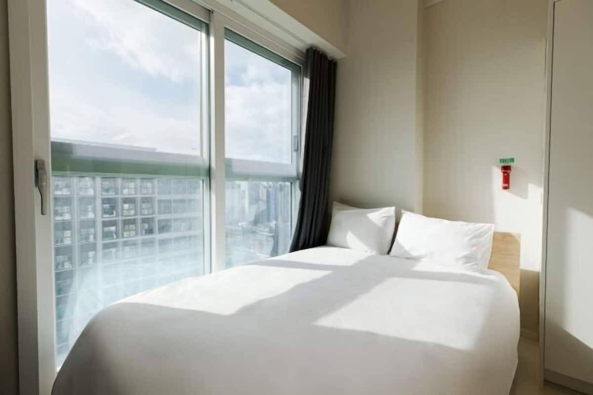 1 bedroom, blackout drapes, free WiFi, bed sheets