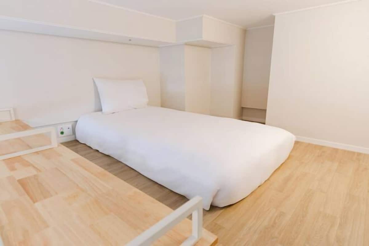 1 bedroom, blackout drapes, free WiFi, bed sheets