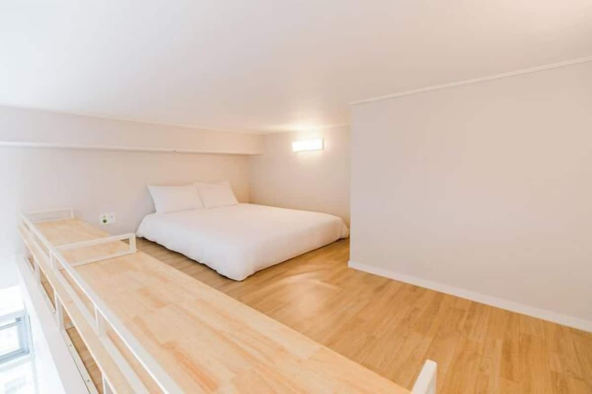 1 bedroom, blackout drapes, free WiFi, bed sheets