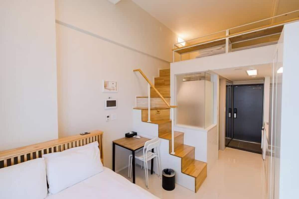 1 bedroom, blackout drapes, free WiFi, bed sheets