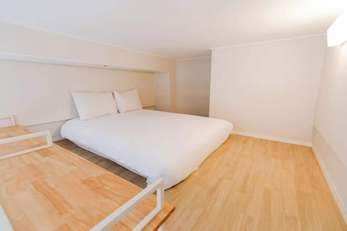 1 bedroom, blackout drapes, free WiFi, bed sheets