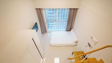 Blackout drapes, free WiFi, bed sheets