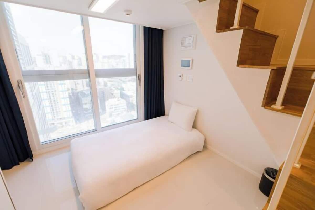 1 bedroom, blackout drapes, free WiFi, bed sheets