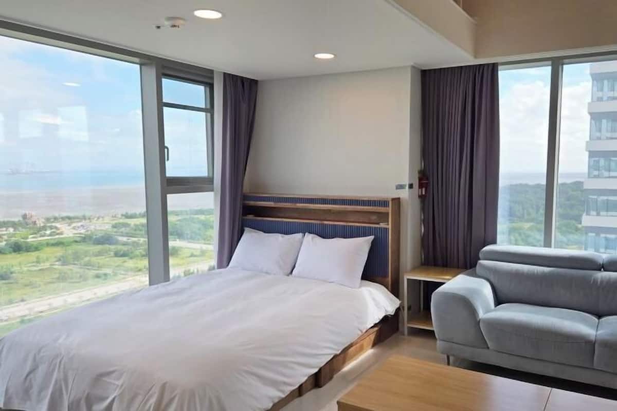 1 bedroom, blackout drapes, free WiFi, bed sheets