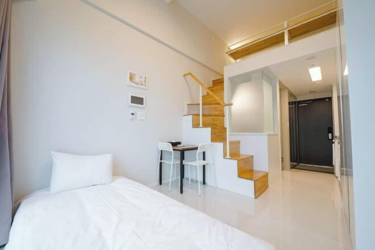 1 bedroom, blackout drapes, free WiFi, bed sheets