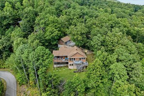 Exterior - Pickle Ball! Hot tub! Views! Nerf Gun Wall! 2 Fireplaces! Gameroom! Arcade! Wow! (Gatlinburg)