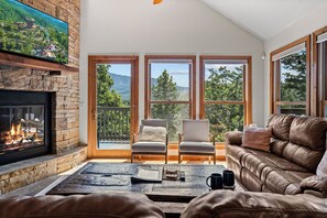 Smart TV, fireplace, foosball - Pickle Ball! Hot tub! Views! Nerf Gun Wall! 2 Fireplaces! Gameroom! Arcade! Wow! (Gatlinburg)