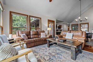 Smart-tv, een open haard en tafelvoetbal