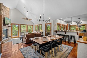 Interior - Pickle Ball! Hot tub! Views! Nerf Gun Wall! 2 Fireplaces! Gameroom! Arcade! Wow! (Gatlinburg)