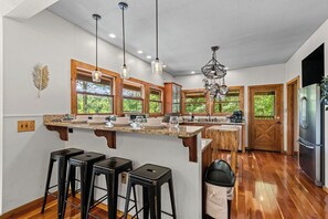 Fridge, microwave, oven, stovetop - Pickle Ball! Hot tub! Views! Nerf Gun Wall! 2 Fireplaces! Gameroom! Arcade! Wow! (Gatlinburg)