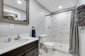 Shower, hair dryer, towels, soap - Entire Home in Bowie, Texas just across the lake Amon Carter. (Bowie TX)
