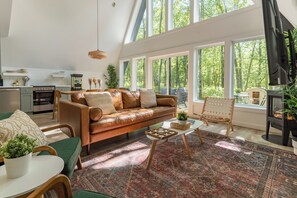 Smart TV, fireplace, video games - Modern Luxury A-Frame in Woods w/Hot Tub, Sauna, Arcade, Gas Fireplace, Games (Albrightsville)