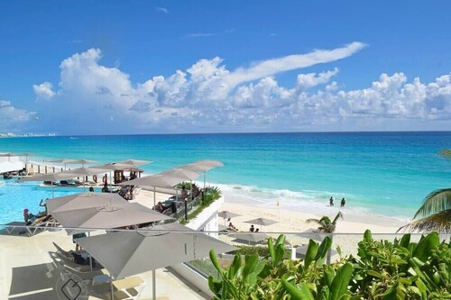 Luxury ocean front apartment, gym, spa, pool, jacuzzi, beach