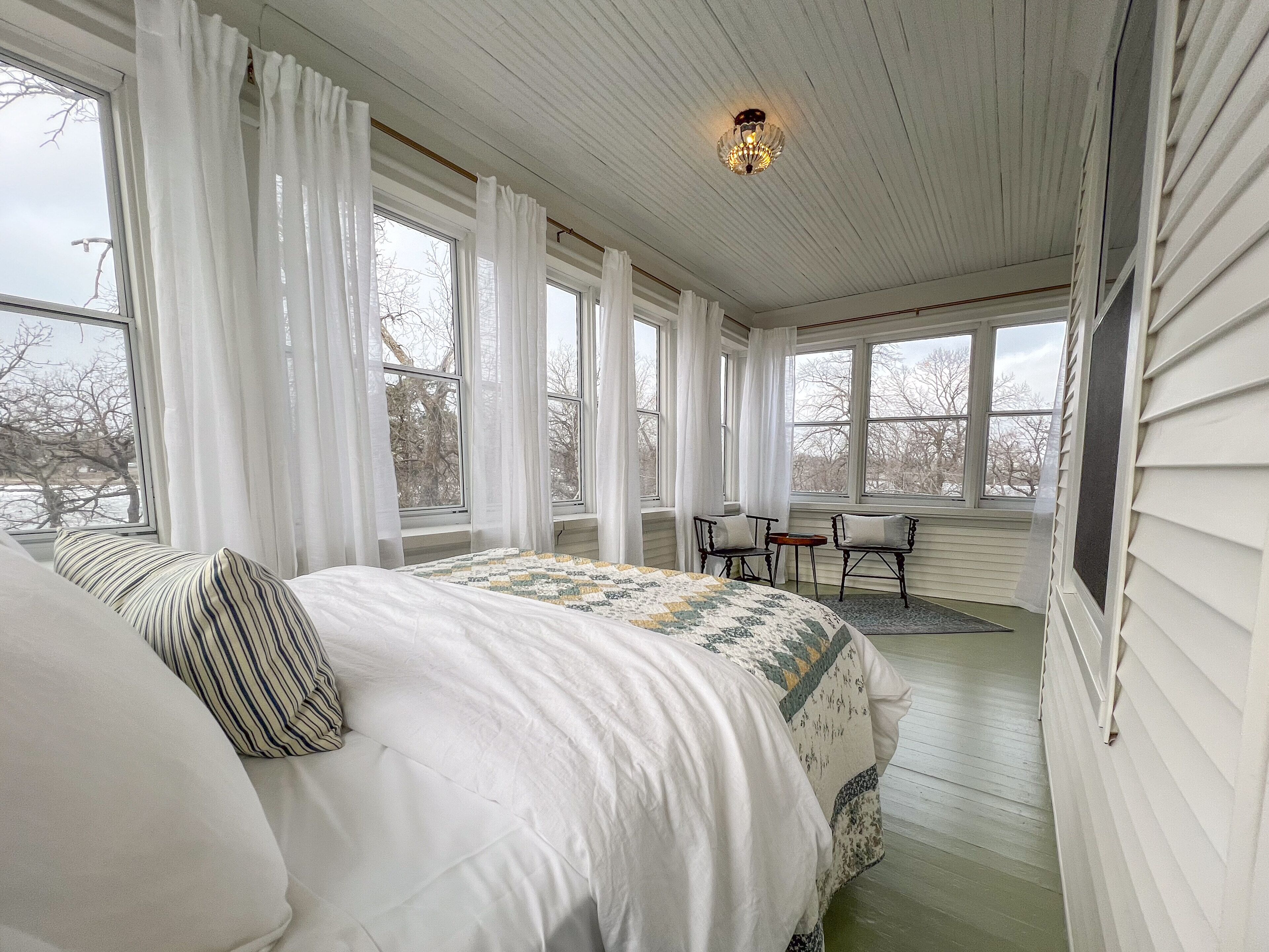 9 dormitoris, planxa i posts de planxar, wifi i roba de llit 